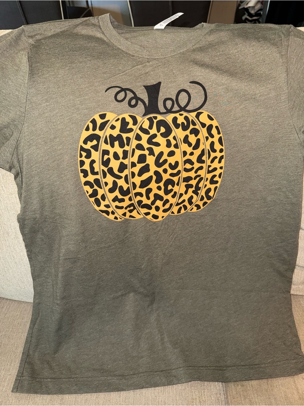 Women’s Pumpkin Fall Leopard Pumpkin Short sleeve tshirt size large cheetah